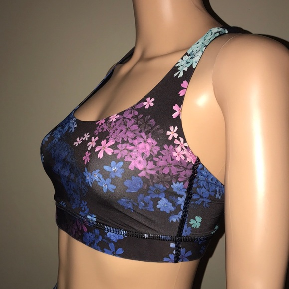 Lulu lemon Energy Bra Size 4 - Picture 2 of 5